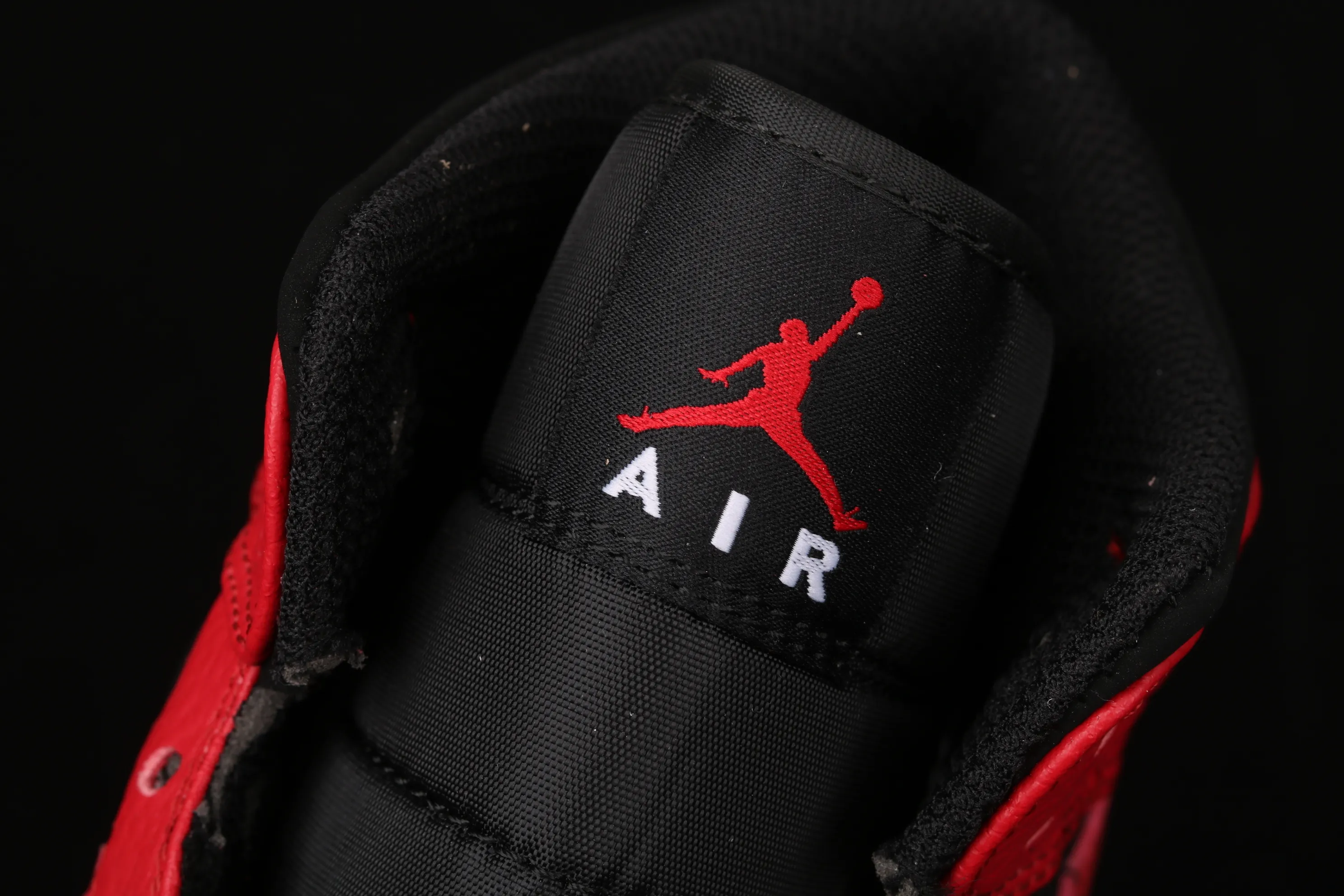 All categories Air Jordan Jordan series basketball shoes Air Jordan 1 Mid special price G version pure original Air Jordan 1 Mid AJ1 Joe 1 Xiaoban wear 554724-054
